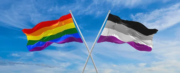 Lgbt Aseksüellik Bayrakları Rüzgarda Dalgalanan Gurur Bayrağı Bulutlu Gökyüzünde Özgürlük — Stok fotoğraf