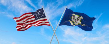 Amerika 'nın ve Connecticut eyaletinin iki bayrağı güneşli bir günde gökyüzüne karşı bayrak direkleri üzerinde rüzgarda sallanıyor. 3d illüstrasyon