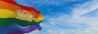 LGBT bayrağı, Suudi Arabistan bulutlu gökyüzünde rüzgarda sallanıyor. Özgürlük ve aşk kavramı. Gurur ayı. Eylemcilik, toplum ve özgürlük kavramı. Uzayı kopyala 3d illüstrasyon