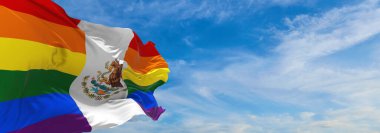 Meksika bayrağı, bulutlu gökyüzünde rüzgarda sallanan gay. Özgürlük ve aşk kavramı. Gurur ayı. Eylemcilik, toplum ve özgürlük kavramı. Uzayı kopyala 3d illüstrasyon
