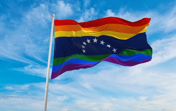 Venezuela Zászlója Meleg Büszkeség Integet Szélben Felhős Égbolton Szabadság Szeretet — Stock Fotó