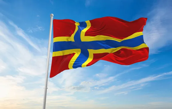Vlajka Hrabství Orkney Velká Británie Oblačném Pozadí Oblohy Při Západu — Stock fotografie