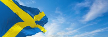 Gün batımında bulutlu arka planda Aziz Alban haçı bayrağı. panoramik manzara. Büyük Britanya Birleşik Krallığı, İngiltere. Geniş afiş afiş için boşluk kopyala. 3d illüstrasyon