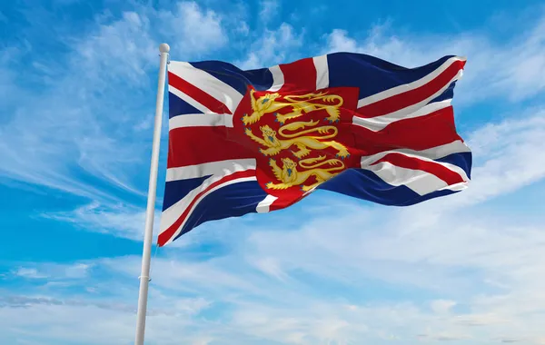 Bandeira Brasão Real Armas Reino Unido Grande Britânico Fundo Céu — Fotografia de Stock