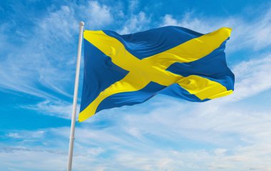 Gün batımında bulutlu arka planda Aziz Alban haçı bayrağı. panoramik manzara. Büyük Britanya Birleşik Krallığı, İngiltere. Geniş afiş afiş için boşluk kopyala. 3d illüstrasyon