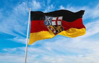 Saarland bayrağı bulutlu arka planda, günbatımında, panoramik manzara. Almanya Federal Cumhuriyeti. Geniş afiş afiş için boşluk kopyala. 3d illüstrasyon