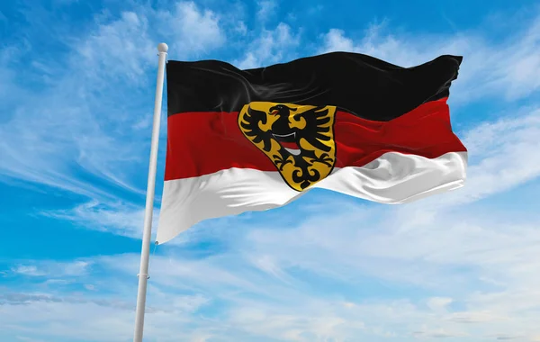 Σημαία Του Reutlingen Στο Θολό Φόντο Του Ουρανού Στο Ηλιοβασίλεμα — Φωτογραφία Αρχείου