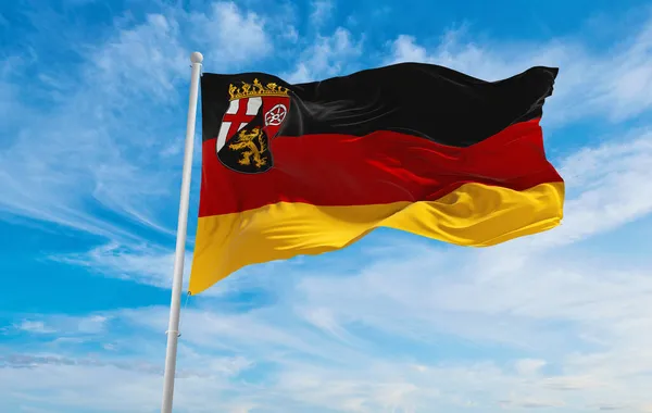 Flagga Rheinland Pfalz Molnig Himmel Bakgrund Solnedgången Panoramautsikt Förbundsrepubliken Tyskland — Stockfoto