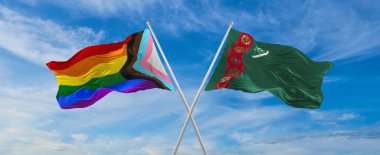 İlerlemenin bayraklarını aştı lgbt gururu ve Türkmenistan bayrağı bulutlu gökyüzünde rüzgarda dalgalanıyor. Özgürlük ve aşk kavramı. Gurur ayı. Eylemcilik, toplum ve özgürlük kavramı. Uzayı kopyala 3d illüstrasyon