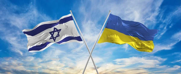 Перетнув Національні Прапори Ізраїлю України Розмахуючи Вітром Хмарному Небі Символізувати — стокове фото