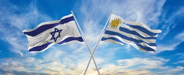 Cruzó Banderas Nacionales Israel Uruguay Ondeando Viento Cielo Nublado Simbolizar — Foto de Stock