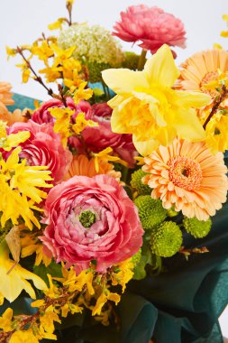 Beyazlar içinde izole bir düğün buketi. Taze, yemyeşil renkli çiçekler.