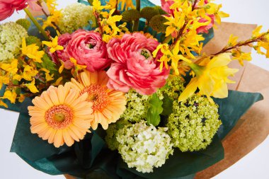 Beyazlar içinde izole bir düğün buketi. Taze, yemyeşil renkli çiçekler.