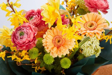 Beyazlar içinde izole bir düğün buketi. Taze, yemyeşil renkli çiçekler.