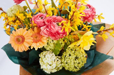 Beyazlar içinde izole bir düğün buketi. Taze, yemyeşil renkli çiçekler.