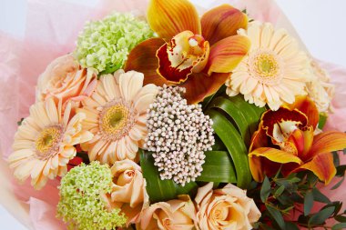 Beyazlar içinde izole bir düğün buketi. Taze, yemyeşil renkli çiçekler.