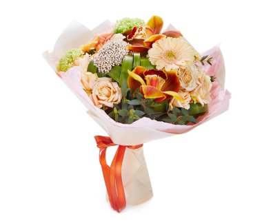 Beyaz arka planda izole edilmiş zarif bir düğün çiçeği buketi. Farklı türlerden büyük bir buket renkli çiçek. Çiçek bileşimi.