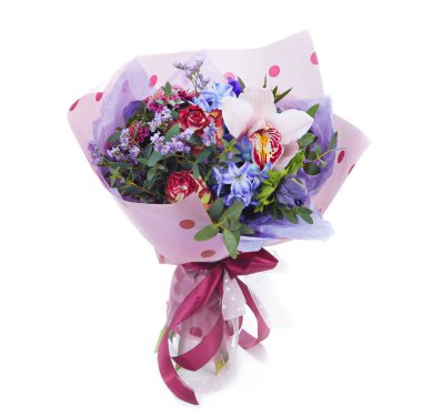 Beyazlar içinde izole bir düğün buketi. Taze, yemyeşil renkli çiçekler.