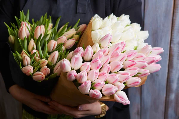 Eine Frau Mit Einem Wunderschönen Bunt Blühenden Blumenstrauß Frischer Üppiger — Stockfoto