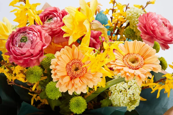 Beyazlar içinde izole bir düğün buketi. Taze, yemyeşil renkli çiçekler.