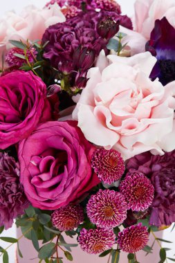 Beyazlar içinde izole bir düğün buketi. Taze, yemyeşil renkli çiçekler.