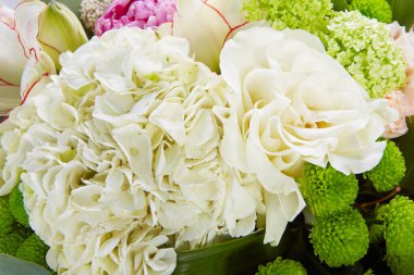 Beyazlar içinde izole bir düğün buketi. Taze, yemyeşil renkli çiçekler.