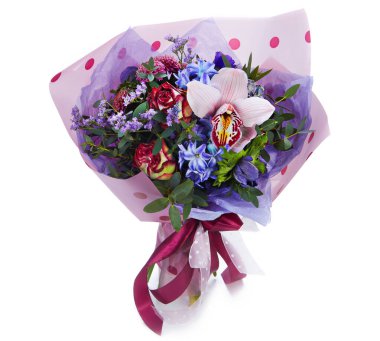 Beyazlar içinde izole bir düğün buketi. Taze, yemyeşil renkli çiçekler.