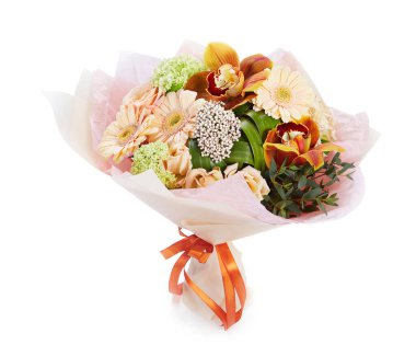 Beyazlar içinde izole bir düğün buketi. Taze, yemyeşil renkli çiçekler.