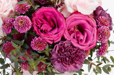 Beyazlar içinde izole bir düğün buketi. Taze, yemyeşil renkli çiçekler.