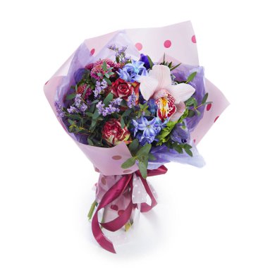 Beyazlar içinde izole bir düğün buketi. Taze, yemyeşil renkli çiçekler.