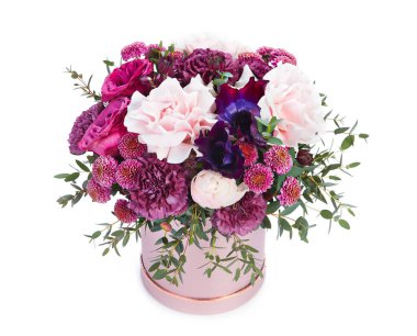 Beyazlar içinde izole bir düğün buketi. Taze, yemyeşil renkli çiçekler.