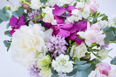 Beyazlar içinde izole bir düğün buketi. Taze, yemyeşil renkli çiçekler. Kapat.