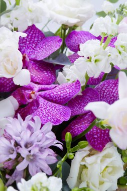 Beyazlar içinde izole bir düğün buketi. Taze, yemyeşil renkli çiçekler. Kapat.