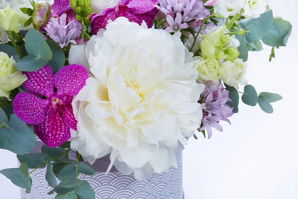 Ramo Boda Aislado Blanco Ramo Fresco Exuberante Flores Colores Cerca — Foto de Stock