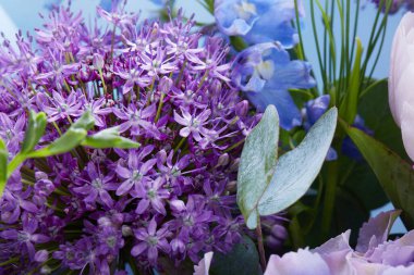 Beyazlar içinde izole bir düğün buketi. Taze, yemyeşil renkli çiçekler. Kapat.