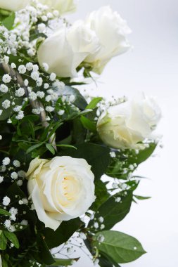 Beyazlar içinde izole bir düğün buketi. Taze, yemyeşil renkli çiçekler. Kapat.