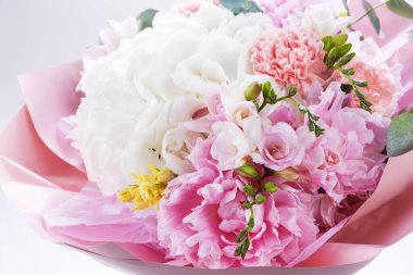 Beyazlar içinde izole bir düğün buketi. Taze, yemyeşil renkli çiçekler. Kapat.