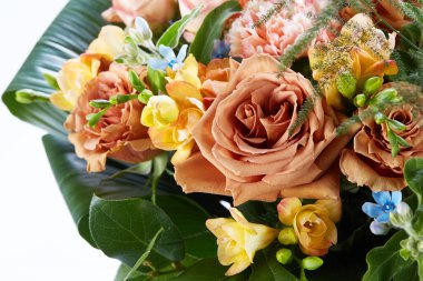 Beyazlar içinde izole bir düğün buketi. Taze, yemyeşil renkli çiçekler. Kapat.