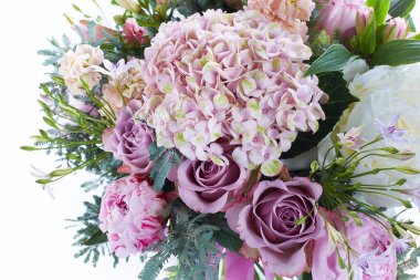 Beyazlar içinde izole bir düğün buketi. Taze, yemyeşil renkli çiçekler. Kapat.