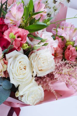 Beyazlar içinde izole bir düğün buketi. Taze, yemyeşil renkli çiçekler. Kapat.