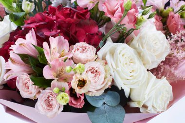 Beyazlar içinde izole bir düğün buketi. Taze, yemyeşil renkli çiçekler. Kapat.