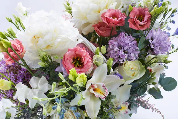 Ramo Boda Aislado Blanco Ramo Fresco Exuberante Flores Colores Cerca — Foto de Stock
