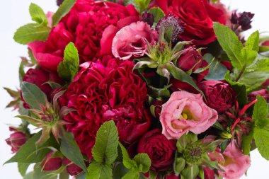 Beyaz arka planda izole edilmiş bir düğün buketi. Taze, yemyeşil renkli çiçekler.