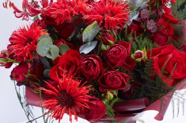 Beyazlar içinde izole bir düğün buketi. Taze, yemyeşil renkli çiçekler. Kapat.