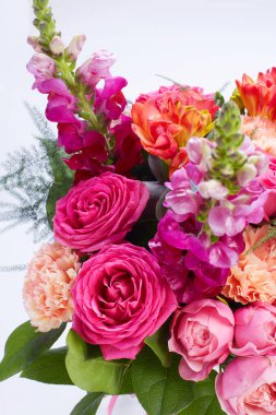 Beyaz arka planda izole edilmiş bir düğün buketi. Taze, yemyeşil renkli çiçekler.