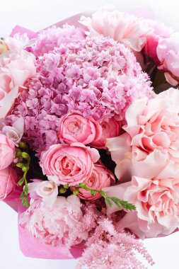 Beyazlar içinde izole bir düğün buketi. Taze, yemyeşil renkli çiçekler. Kapat.