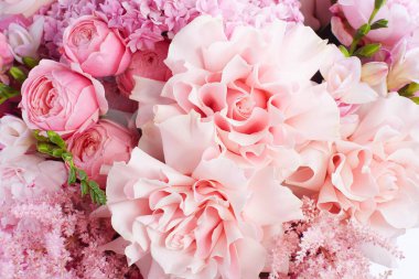 Beyazlar içinde izole bir düğün buketi. Taze, yemyeşil renkli çiçekler. Kapat.