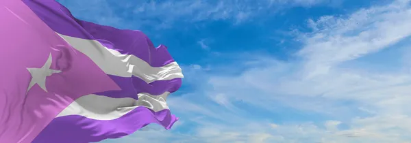Buhar Dalgası Biseksüeli Bayrağı Küba Bulutlu Gökyüzünde Rüzgarda Sallanıyor Özgürlük — Stok fotoğraf