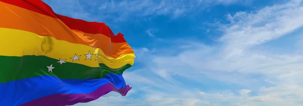 Venezuela Bayrağı Bulutlu Gökyüzünde Rüzgarda Dalgalanan Lgbt Özgürlük Aşk Kavramı — Stok fotoğraf