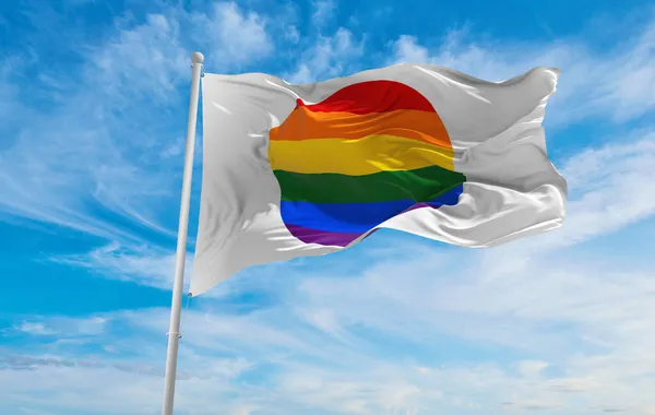 Lgbt Pride Bayrağı Japonya Bulutlu Gökyüzünde Rüzgarda Sallanıyor Özgürlük Aşk — Stok fotoğraf